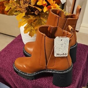 Mudd Women's Tan Heeled Boots